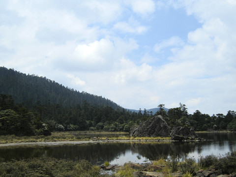 高山湖泊    丽江老君山