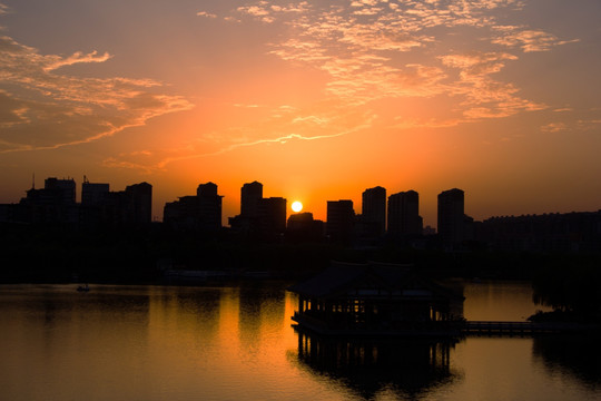 昏黄夕阳与曲江池