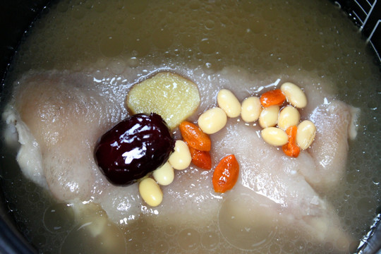 猪手红枣黄豆汤