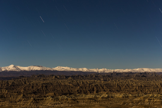 星空下的雪山