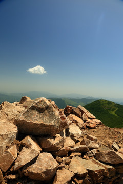 山石与蓝天