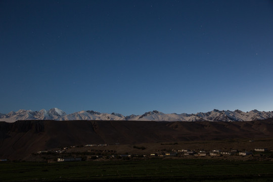 星空、雪山、村庄