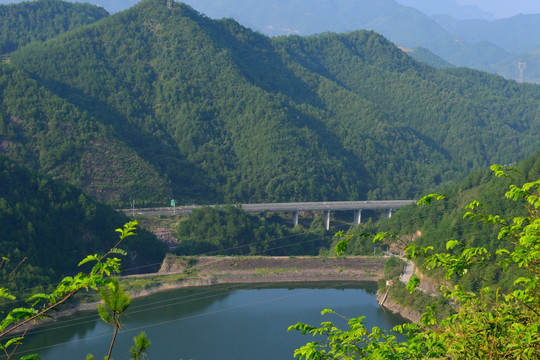 深山中的高速路