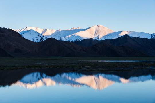 雪山倒影