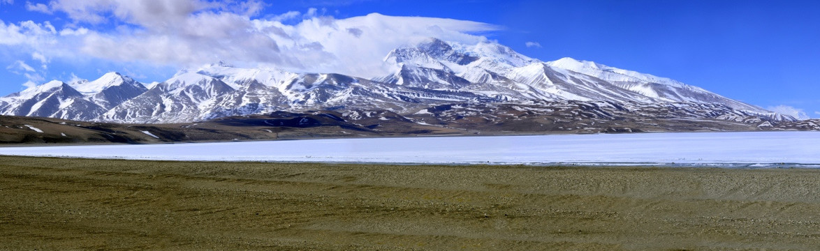西藏风光纳木那尼峰和鬼湖拉昂错