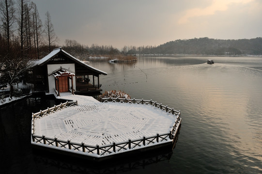 西湖 杨公堤 亭子 雪景