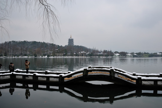 杭州 西湖 雷峰塔 雪景 长桥