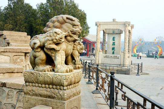 北京卢沟晓月御碑与石狮子