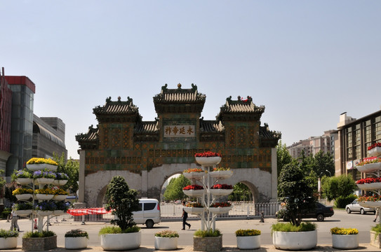 北京东岳庙琉璃牌坊