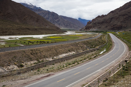 青藏公路与青藏铁路
