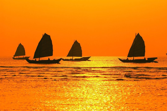 广东阳江海陵岛的夕阳帆船