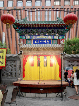 北京王府井小吃街戏台
