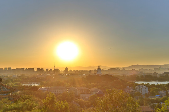 夕阳下的北海公园