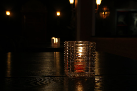 酒吧的烛光
