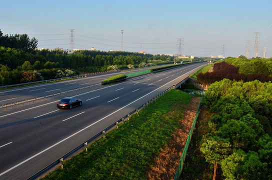 高速公路 行驶在高速公路上