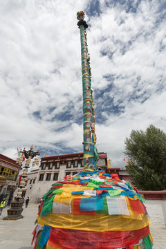 西藏拉萨大昭寺经幡柱