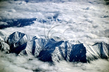 西藏风光 云上的山峰