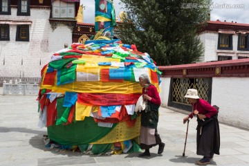 西藏拉萨大昭寺经幡柱