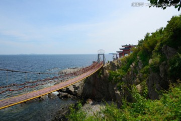 烟台山连心桥与惹浪亭