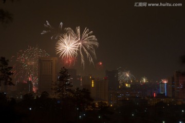 烟火下的城市