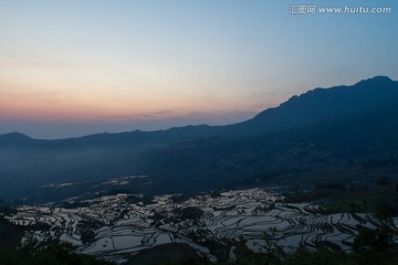 日出前的元阳多依树梯田