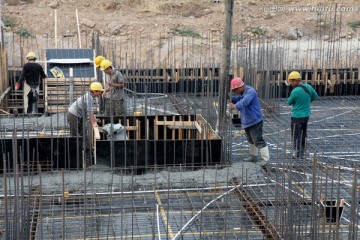 正在浇筑混凝土的建筑工程一角