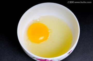 碗中的鸡蛋特写