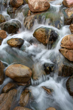 清水石间流淌