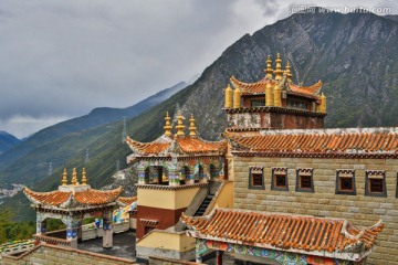 康定跑马山寺庙