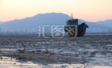 海滩渔船