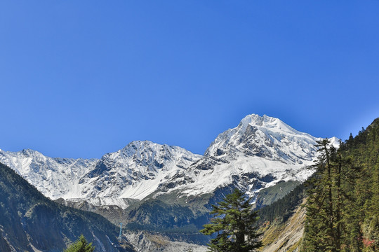 贡嘎山山峰