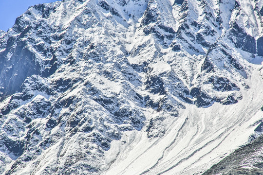 雪山岩壁