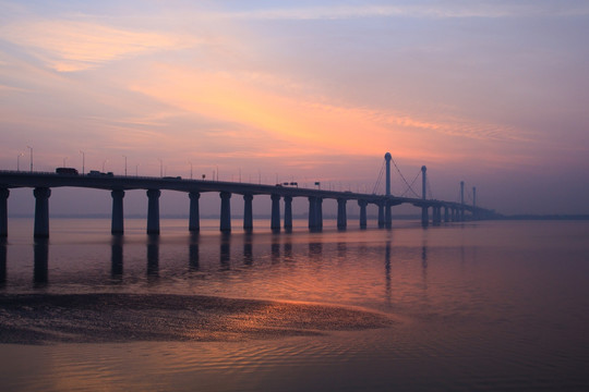 晨曦中的江东大桥