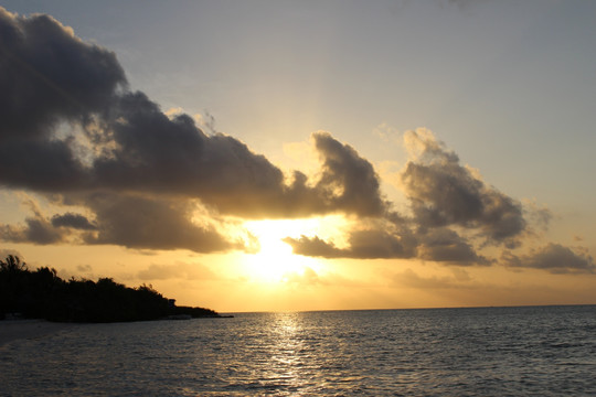 马尔代夫 哈库拉岛海景夕阳落日
