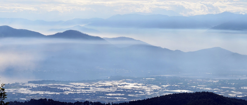 西昌山脉雾气全景图