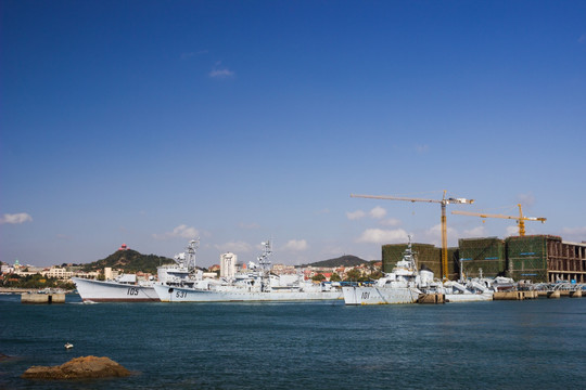 小青岛公园遥看海军博物馆
