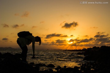 夕阳下的赶海者