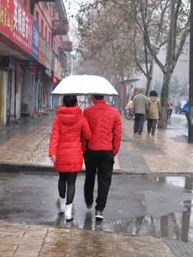 雨中的情侣