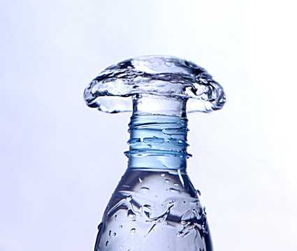 瓶子与水