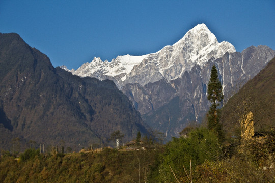 燕子沟口的雪山