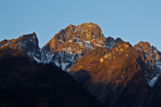 燕子沟的山峰晨曦