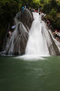 古东瀑布 竖片 竖构图 游客