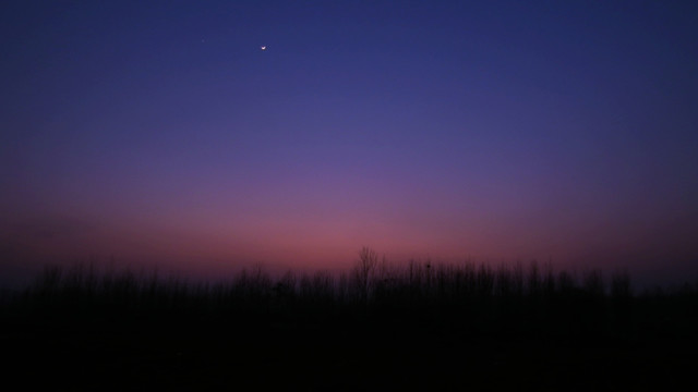 冬季山村的傍晚夜幕降临