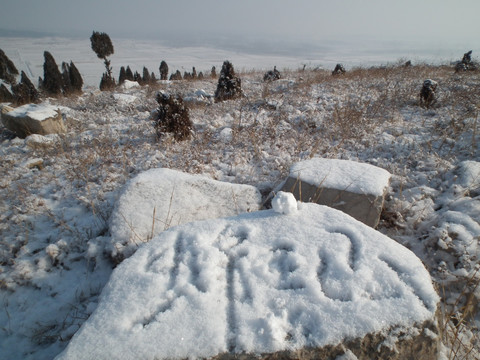 白雪覆盖的山顶