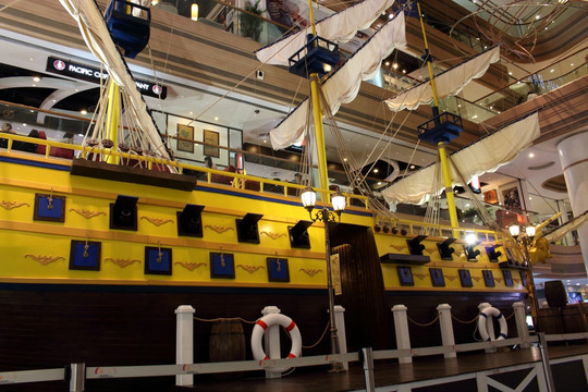 商场内的帆船模型，帆船中部
