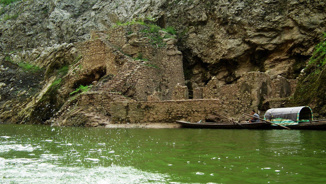 长江三峡 岸边船家