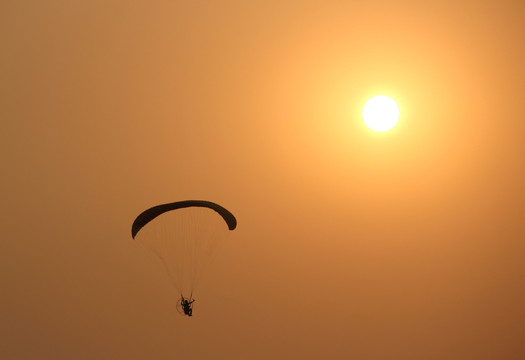 夕阳下的滑翔伞伞