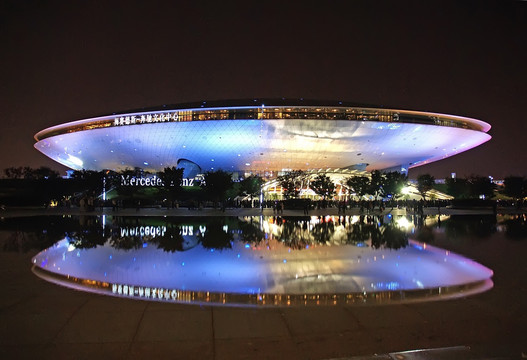 上海梅赛德斯奔驰文化中心夜景蓝