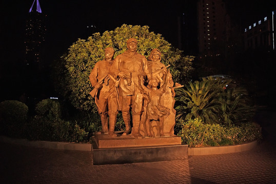 上海南京路人民广场八连雕像