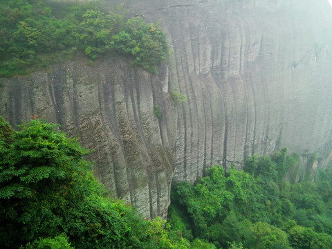 悬崖峭壁 绿草